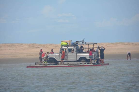 Camionete atravessa a barra do Guriú - CE